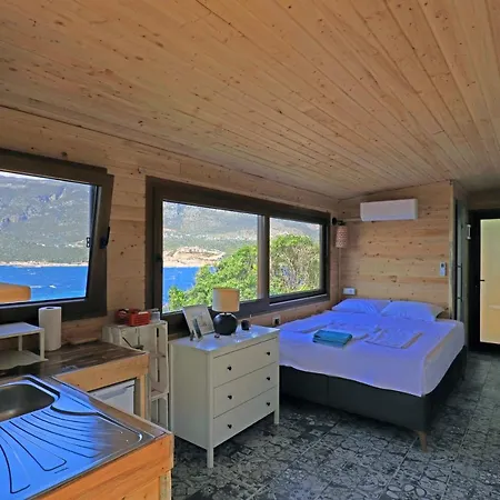 Muhtesem Deniz Manzarali Agac Ev Каш