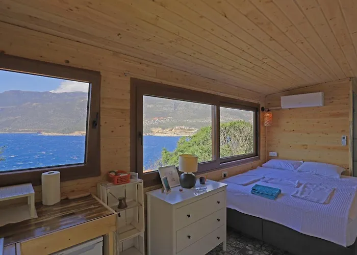 Muhtesem Deniz Manzarali Agac Ev 3* 卡斯